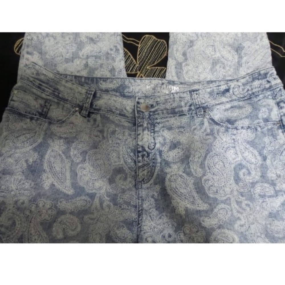 Chico's Platinum Paisley Print Jeans Size 3